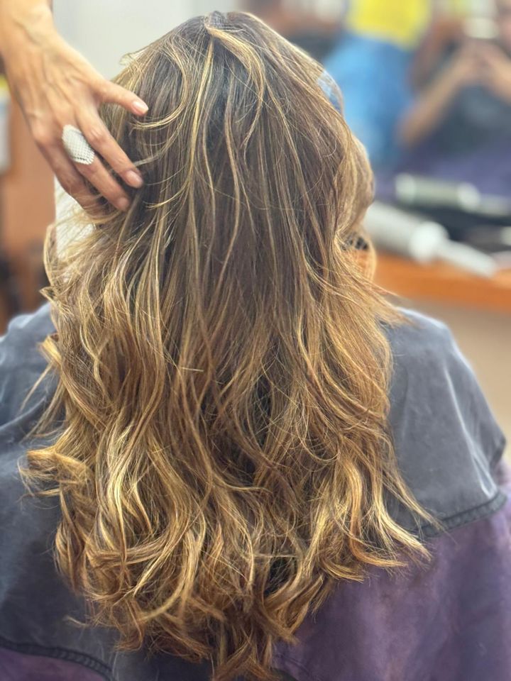 Long honey balayage with soft waves