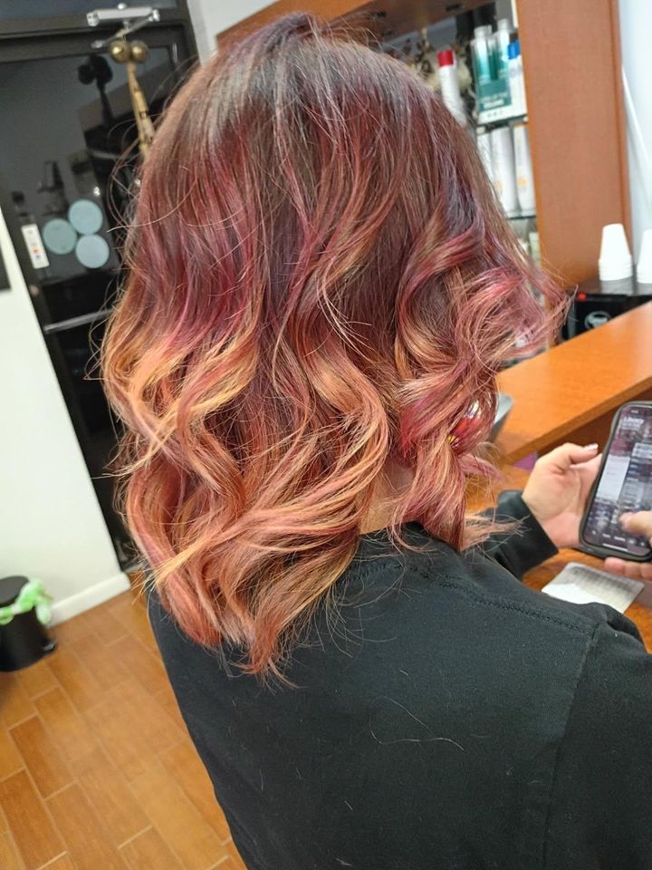 Rose-copper balayage on shoulder-length waves